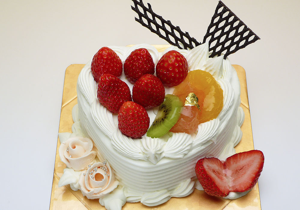 生クリームデコレーション ハート型 素材にこだわった手作りケーキのお店 洋菓子工房いわもと 千葉県松戸市